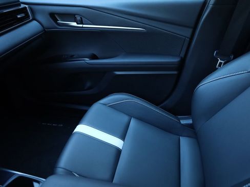 Used 2025 Toyota Camry SE image 11