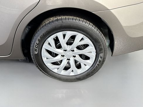 Used 2018 Toyota Corolla LE FWD image 36