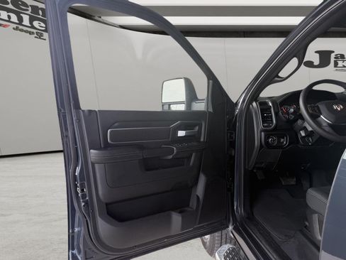 Used 2025 RAM 2500 Big Horn AWD/4WD image 8
