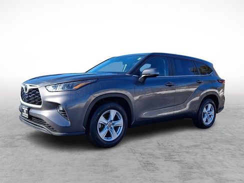 Used 2024 Toyota Highlander LE FWD image 3