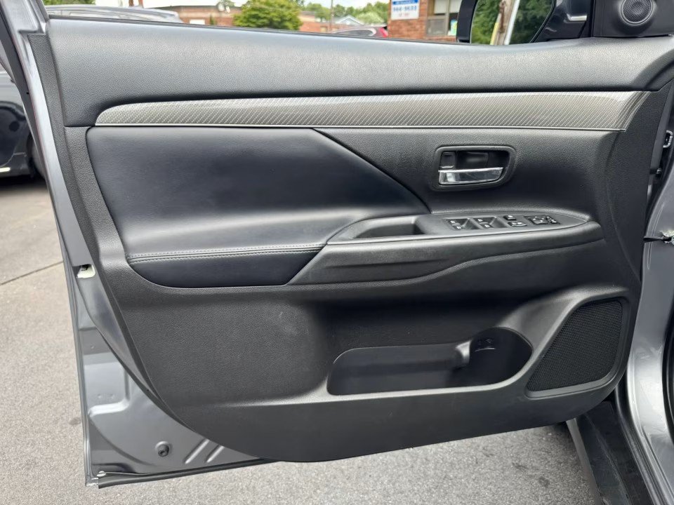 Used 2020 Mitsubishi Outlander SE AWD/4WD image 12