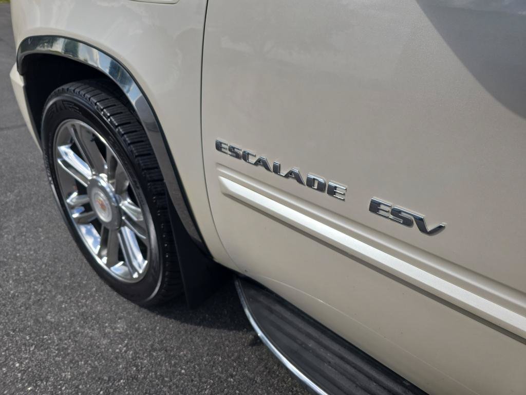 Used 2012 Cadillac Escalade ESV Luxury AWD/4WD image 12