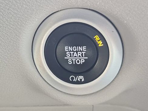Used 2024 Chrysler Pacifica Touring-L FWD image 21