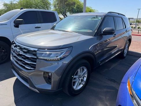 Used 2025 Ford Explorer Active w/ Active Comfort Package image 2