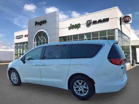 Used 2023 Chrysler Voyager LX FWD image 3