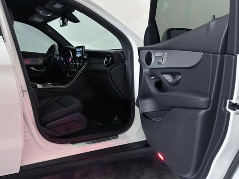 Used 2019 Mercedes-Benz GLC 300 4MATIC w/ Premium Package image 23