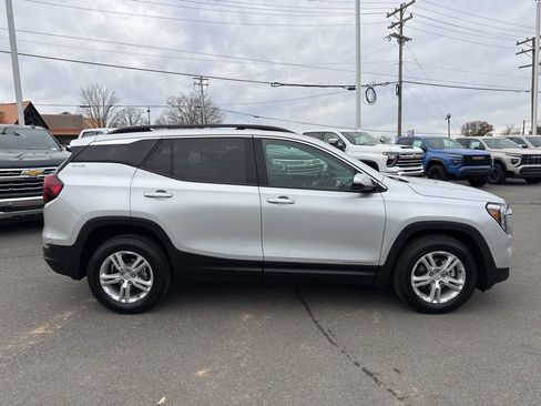 Used 2022 GMC Terrain SLE w/ Driver Convenience Package image 6