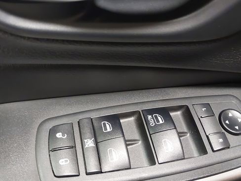 Used 2019 Jeep Cherokee Latitude w/ Cold Weather Group AWD/4WD image 25