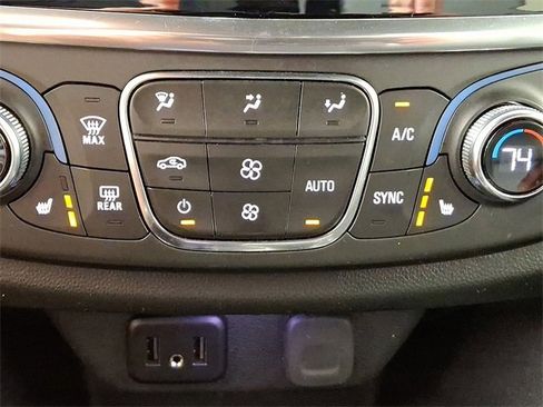 Used 2022 Chevrolet Traverse LT image 23