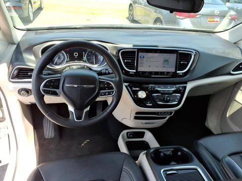 Used 2024 Chrysler Pacifica Touring-L FWD image 12