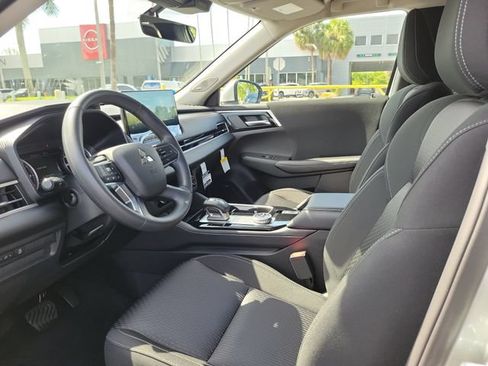 Used 2026 Mitsubishi Outlander ES FWD image 16