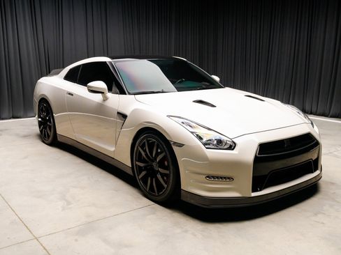 Used 2015 Nissan GT-R Premium image 57
