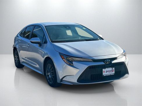 Used 2022 Toyota Corolla LE image 3