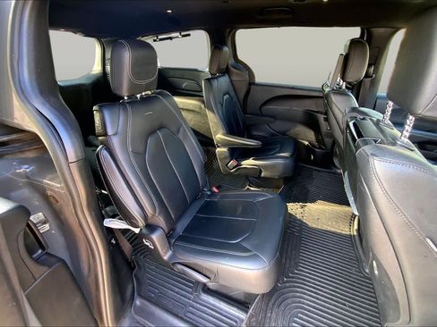 Used 2021 Chrysler Pacifica Touring-L w/ Uconnect Theater Family Group FWD image 17