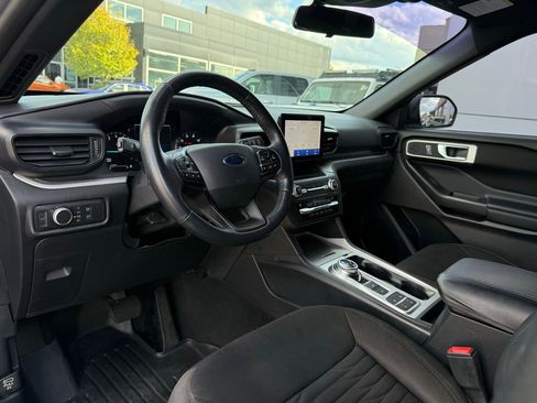 Used 2020 Ford Explorer XLT image 32