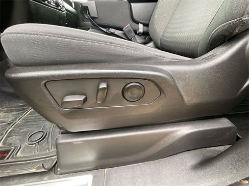 Used 2022 Chevrolet Silverado 1500 LT image 13