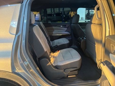 Used 2025 Chevrolet Traverse LT image 34