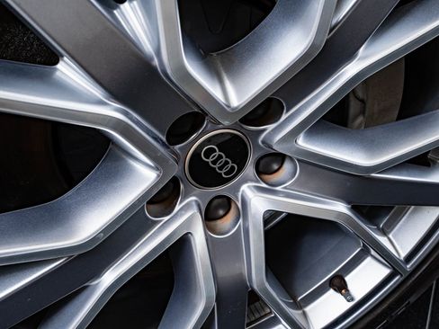 Used 2021 Audi e-tron Prestige w/ Prestige Package image 8