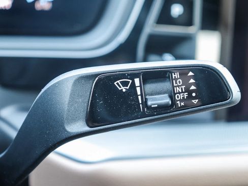 Used 2025 Porsche Cayenne image 36