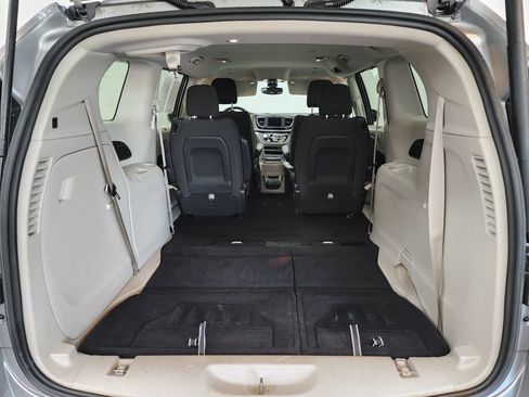 Used 2018 Chrysler Pacifica Touring Plus FWD image 28