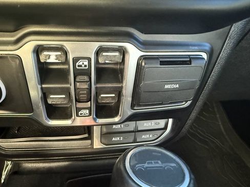 Used 2020 Jeep Gladiator Overland AWD/4WD image 22