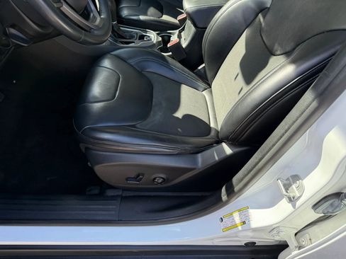 Used 2019 Jeep Cherokee Latitude Plus w/ Comfort/Convenience Group AWD/4WD image 33