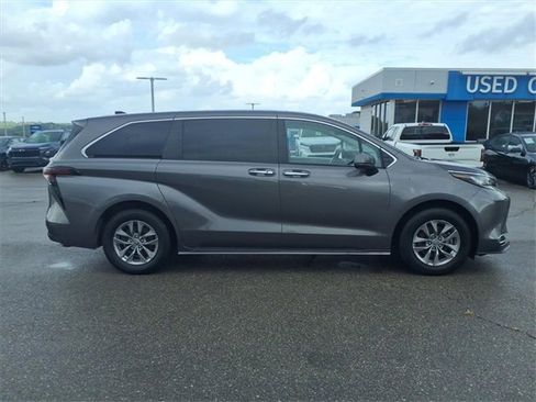 Used 2023 Toyota Sienna XLE image 7