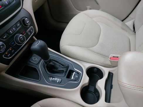 Used 2021 Jeep Cherokee Latitude FWD image 25