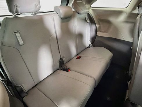 Used 2022 Toyota Sienna XLE w/ XLE Plus Package FWD image 34