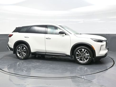Certified 2025 INFINITI QX60 Luxe w/ Vision Package AWD/4WD image 8