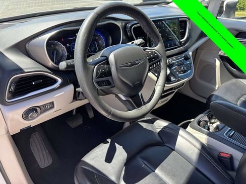 Used 2023 Chrysler Pacifica Touring-L FWD image 8