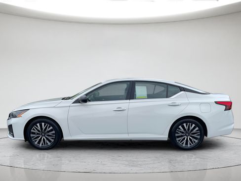 Used 2025 Nissan Altima 2.5 SV FWD image 6