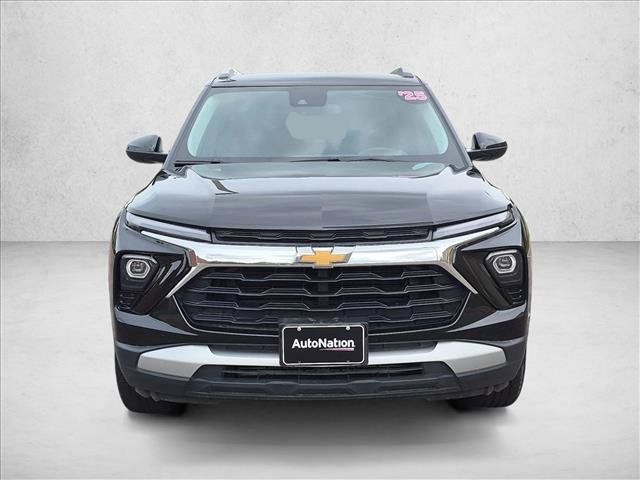 Used 2025 Chevrolet TrailBlazer LT AWD/4WD image 2