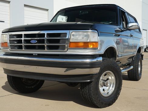 Used 1995 Ford Bronco XLT image 3