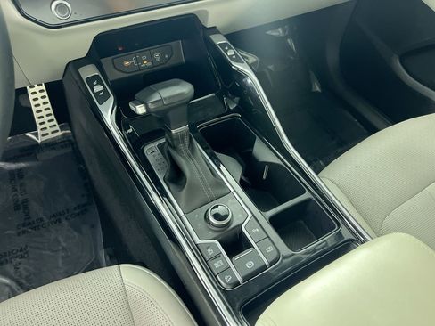 Certified 2025 Kia Sorento SX image 25