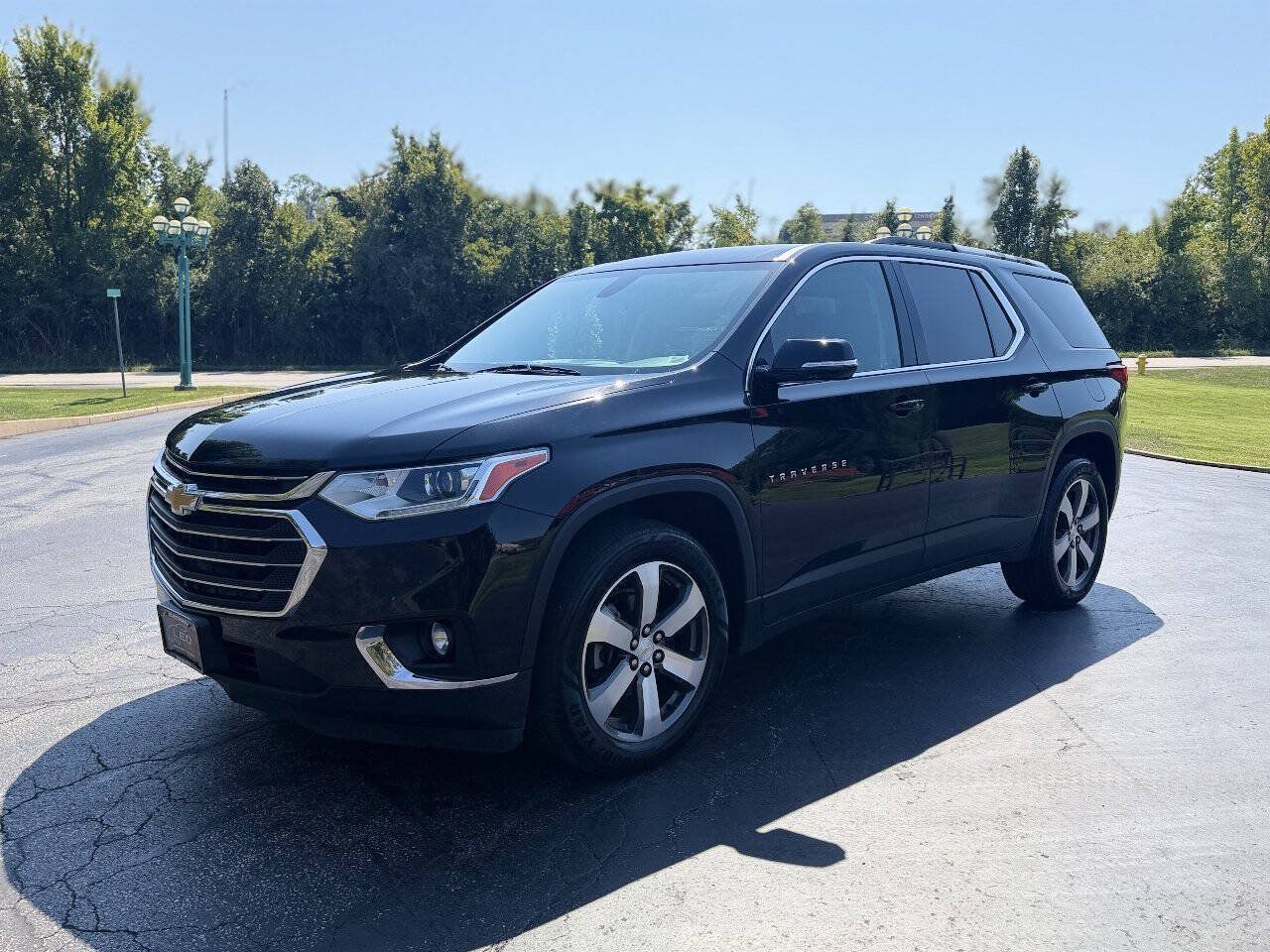 Used 2018 Chevrolet Traverse LT FWD image 2