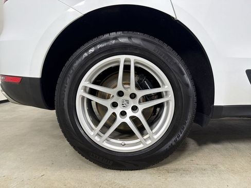 Certified 2018 Porsche Macan image 16