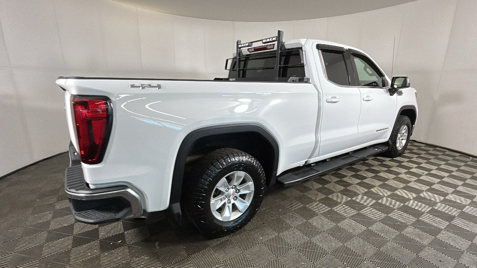 Used 2023 GMC Sierra 1500 SLE AWD/4WD image 3