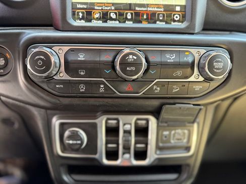 Used 2018 Jeep Wrangler Unlimited Sahara AWD/4WD image 26