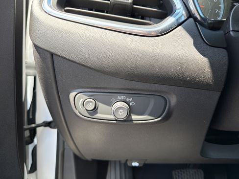Used 2021 Chevrolet Equinox LS FWD image 14