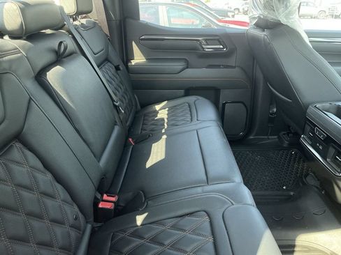 Used 2023 GMC Sierra 1500 AT4 w/ AT4 Premium Package AWD/4WD image 9