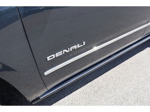 Used 2020 GMC Yukon XL Denali w/ Denali Premium Package AWD/4WD image 11
