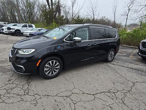Used 2021 Chrysler Pacifica Touring-L image 2