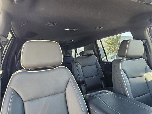 Used 2025 Chevrolet Suburban Premier image 3