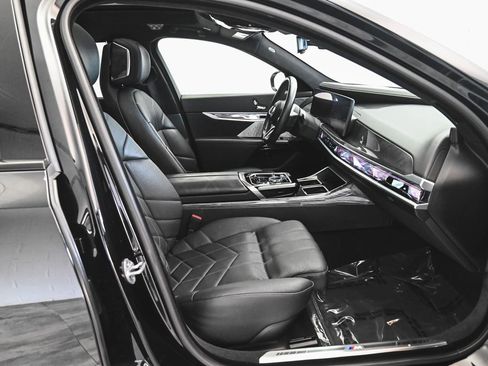 Used 2023 BMW i7 xDrive60 w/ Executive Package 2 image 40