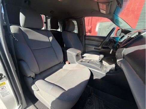 Used 2015 Toyota Tacoma 4x4 Access Cab V6 w/ Convenience Package image 4