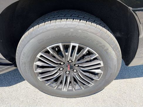 Used 2024 GMC Yukon XL Denali RWD image 39