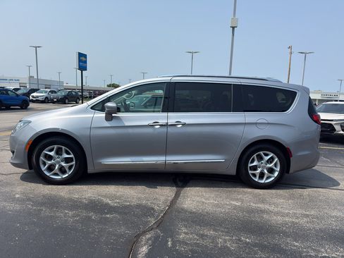 Used 2018 Chrysler Pacifica Touring-L w/ Tire & Wheel Group FWD image 6