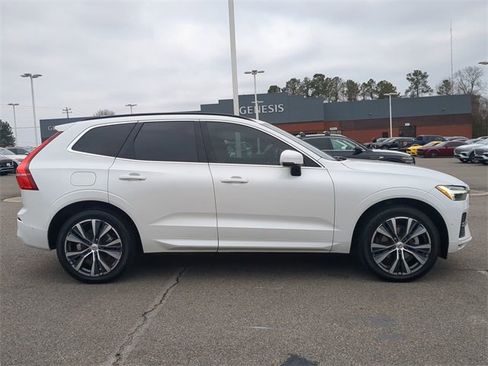 Used 2022 Volvo XC60 B5 Momentum w/ Advanced Package image 3