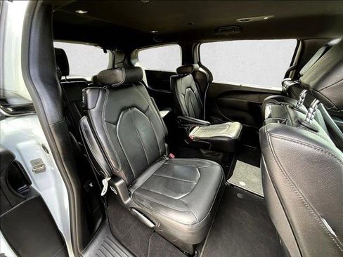 Used 2020 Chrysler Pacifica Touring-L Plus w/ Advanced Safetytec Group FWD image 26